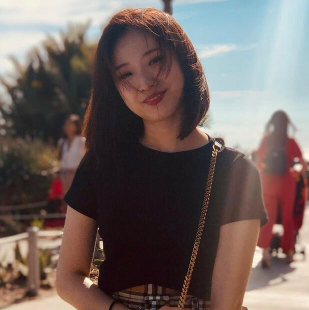 Yeojin and Haseul (LOONA)